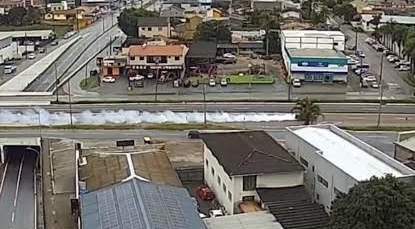 VÍDEO: Bandidos fogem com 500 kg de maconha usando fumaça contra polícia 