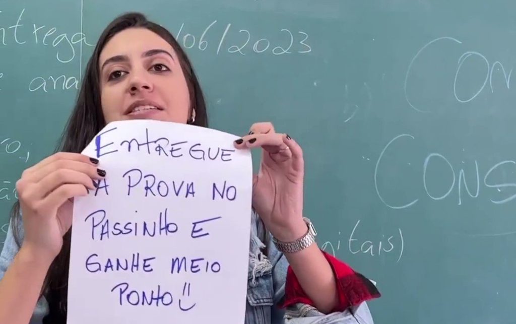 VÍDEO: Professora oferece ponto extra para o aluno que entregar a prova dançando