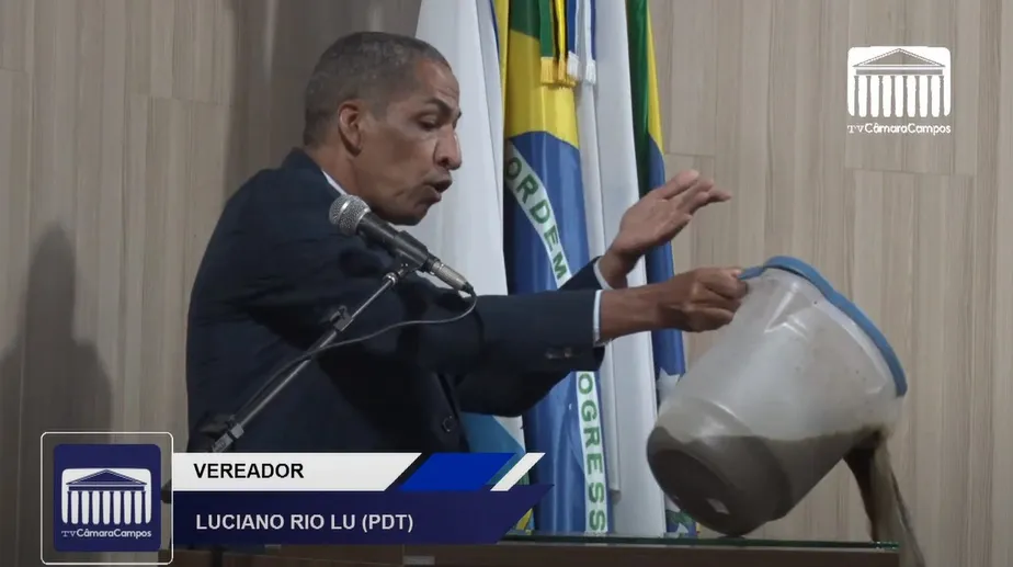 Vereador despeja esgoto no chão de câmara em protesto no RJ: ‘É cocô, presidente’; VEJA VÍDEO