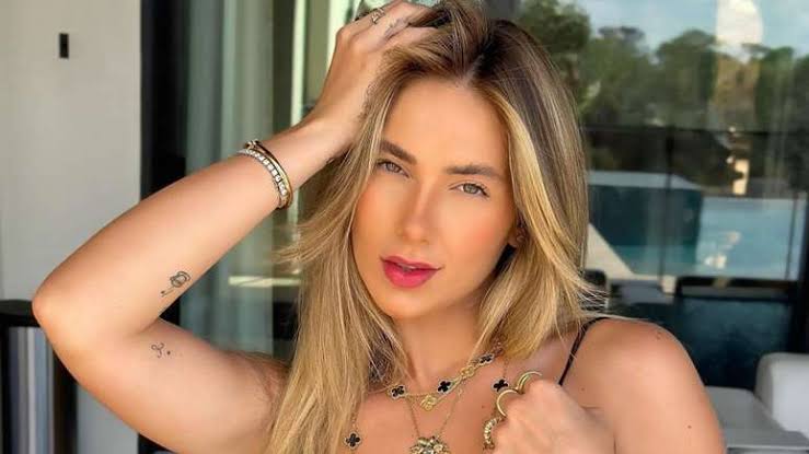 Virginia desamarra biquíni para se bronzear em ilha de bilionários no Caribe