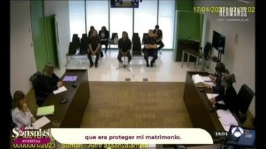 Daniel Alves, ao centro, durante depoimento à Justiça no dia 17 de abril deste ano.