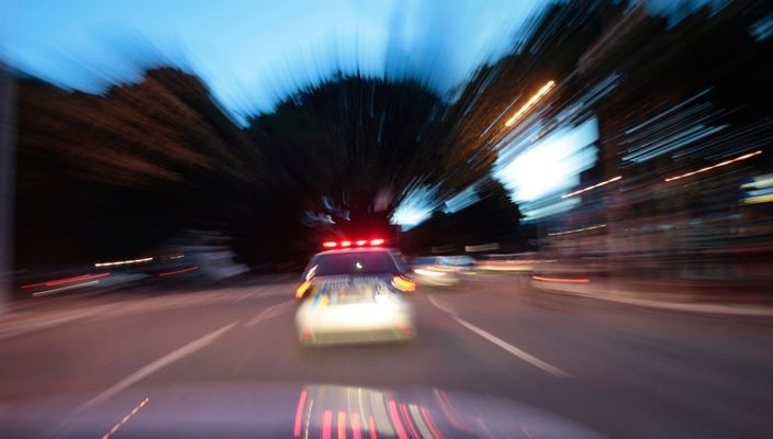Polícia dos EUA destrói seu próprio carro para parar caminhonete; VEJA VÍDEO