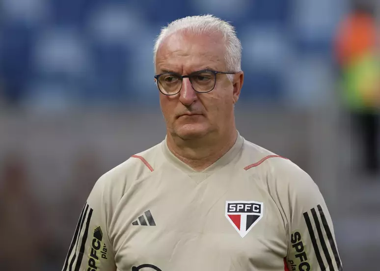 Fogo amigo: Dorival Jr. leva bolada na cara de próprio jogador; VEJA VÍDEO