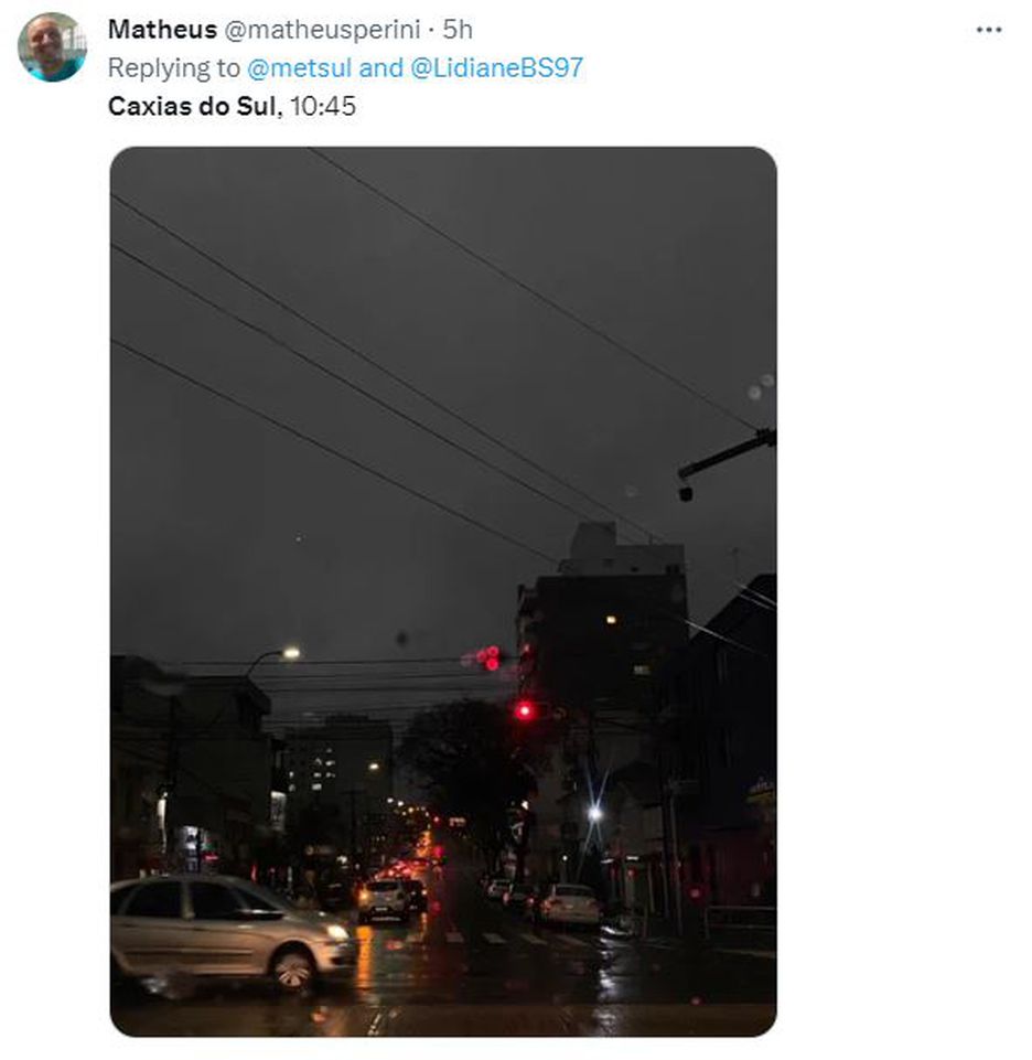 Usuário da rede X (ex-Twitter) reproduz foto da chuva em Caxias do Sul, no Rio Grande do Sul, neste sábado, 23.