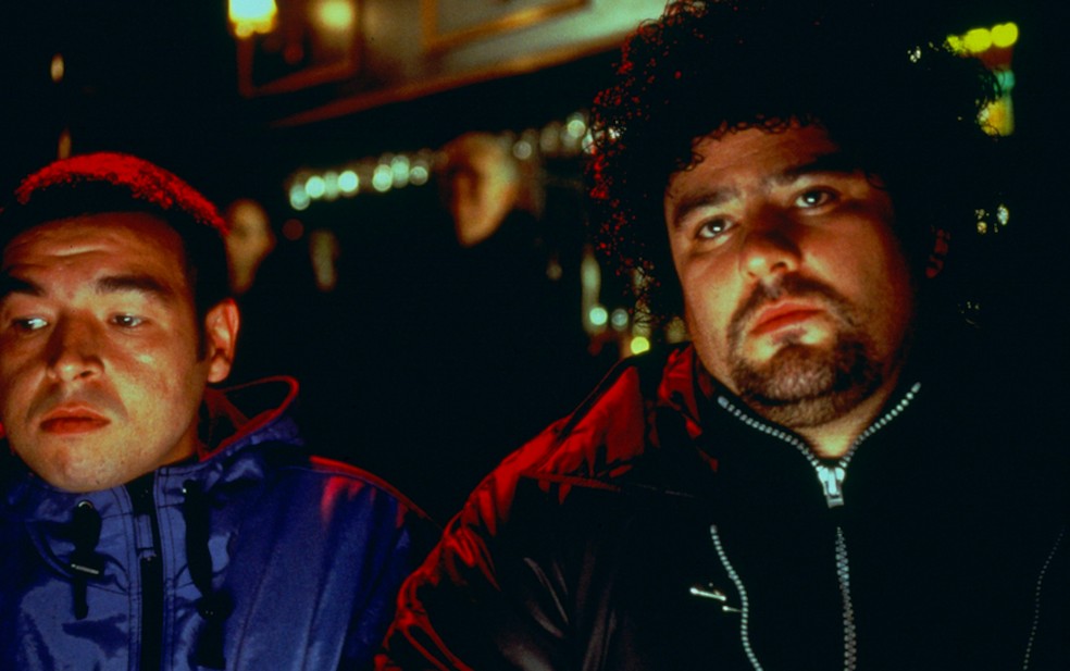 O ator inglês Jake Abraham (1967-2023) em cena de Jogos, Trapaças e Dois Canos Fumegantes (1998) — Foto: Reprodução