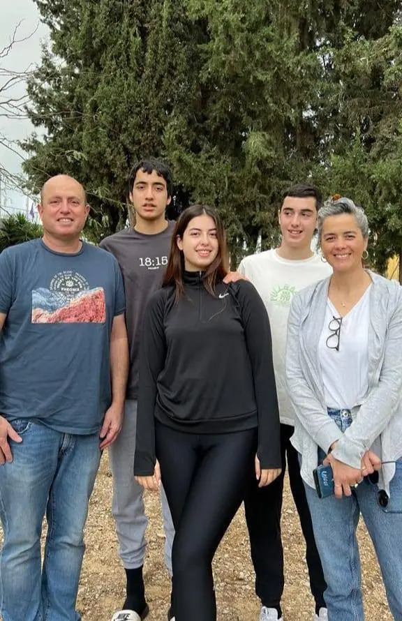 família abraçada