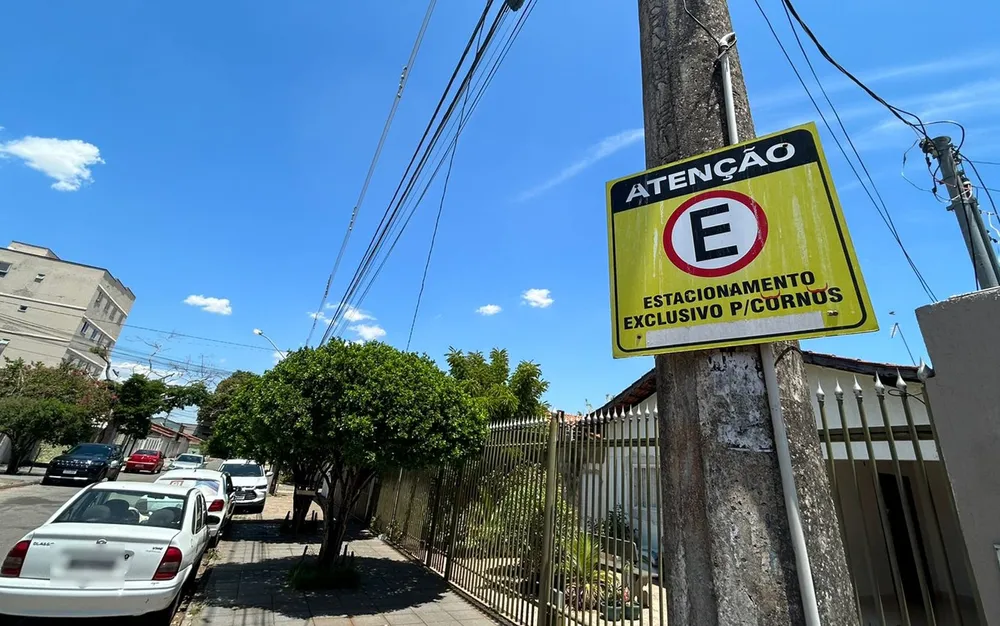 Morador que fez placa exclusiva para ‘cornos’ diz que local tinha se tornado ponto turístico: ‘Faziam até pose para foto’