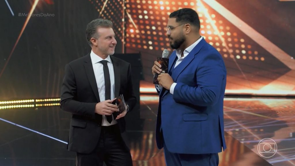 Foto de Luciano Huck e Paulo Vieira no Melhores do Ano, da TV Globo