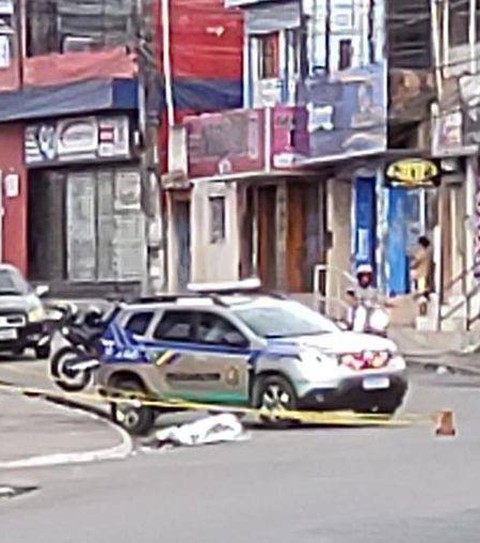 Adolescente de 14 anos morre após 'surfar' no teto de ônibus em movimento