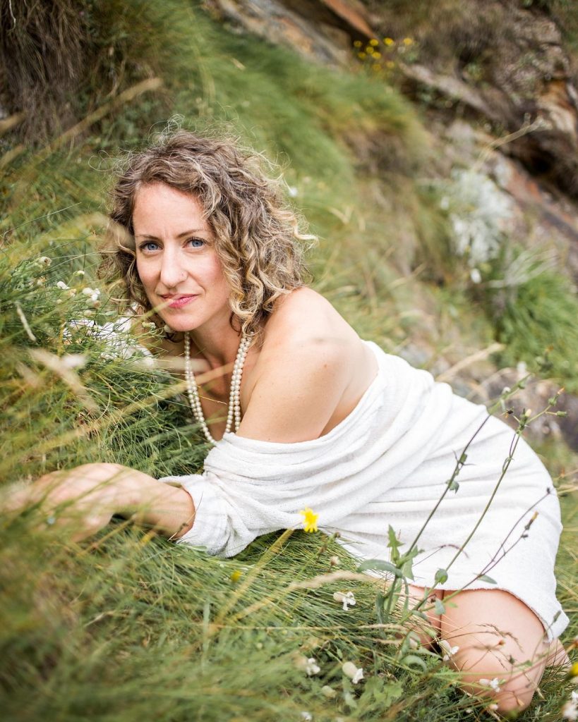 Canadense se diz “ecossexual” e apaixonada por um carvalho