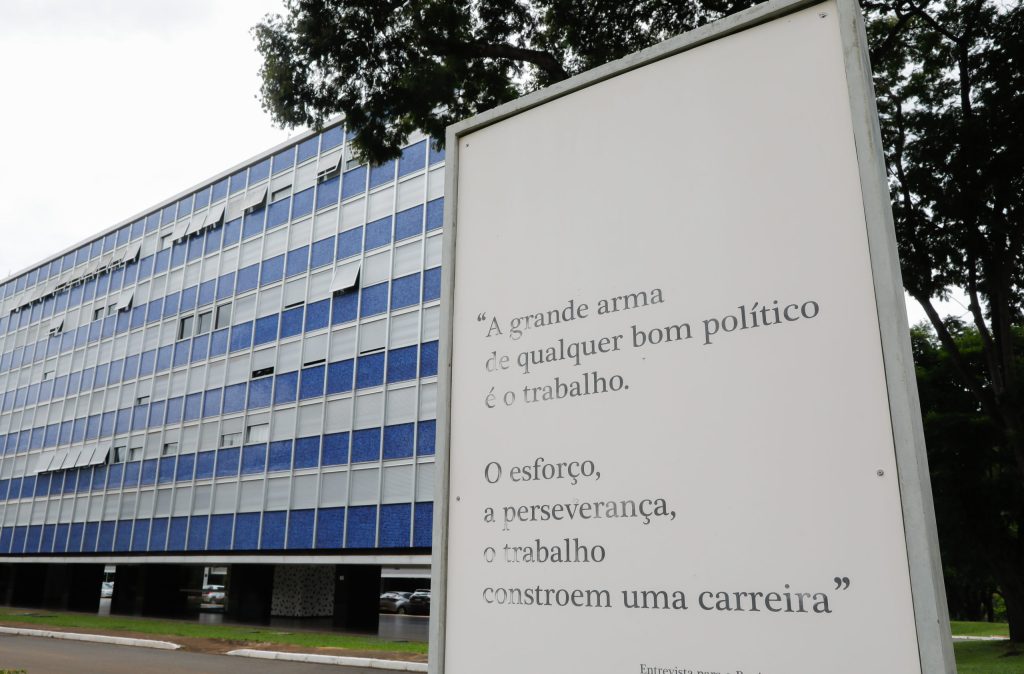 Homenagem ao ex-presidente da Câmara, Ulisses Guimarães na entrada da quadra 302 Norte - Prédio com apartamentos funcionais da Câmara dos Deputados, na 302 Norte, são usados por ministros de governo e senadores que continuam com os apartamentos