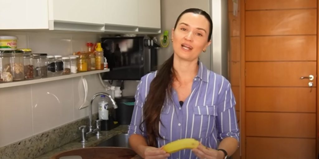 Talita Perosa explica os benefícios de tomar chá de banana (Reprodução: Youtube)