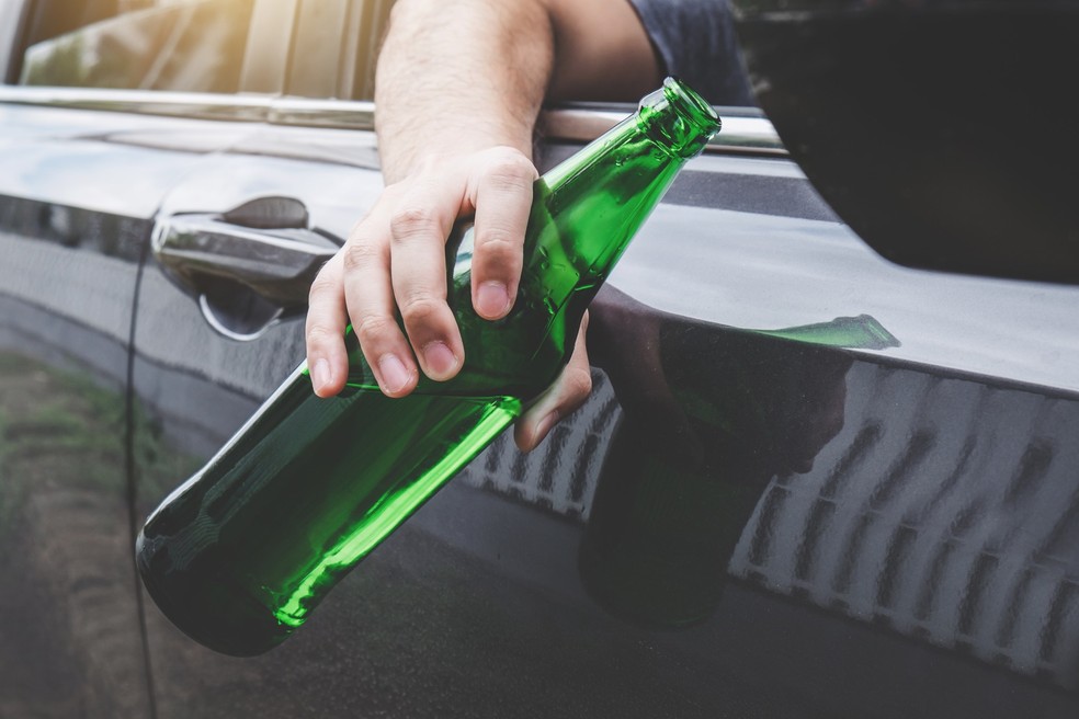 Veja se existe uma regra para o transporte de bebidas alcoólicas — Foto: Shutterstock