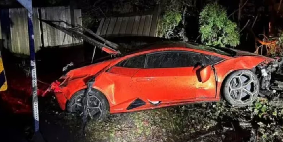Adolescentes bateram carro em estrada e fugiram do local, no Canadá — Foto: Polícia de West Vancouver