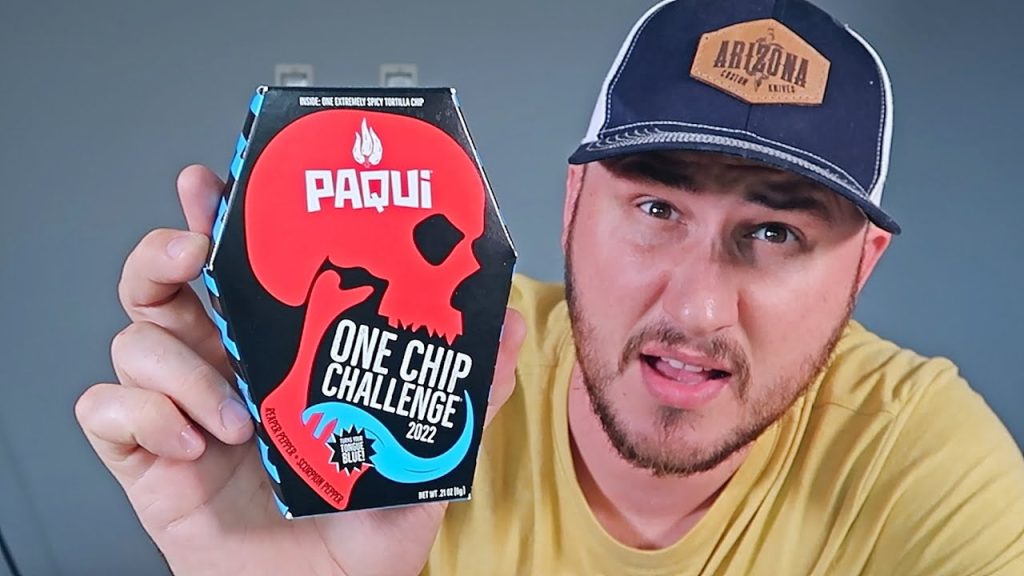 Exemplo de embalagem do 'One Chip Challenge', a tortilha do 'desafio do salgadinho picante' | Foto: Reprodução/Youtube