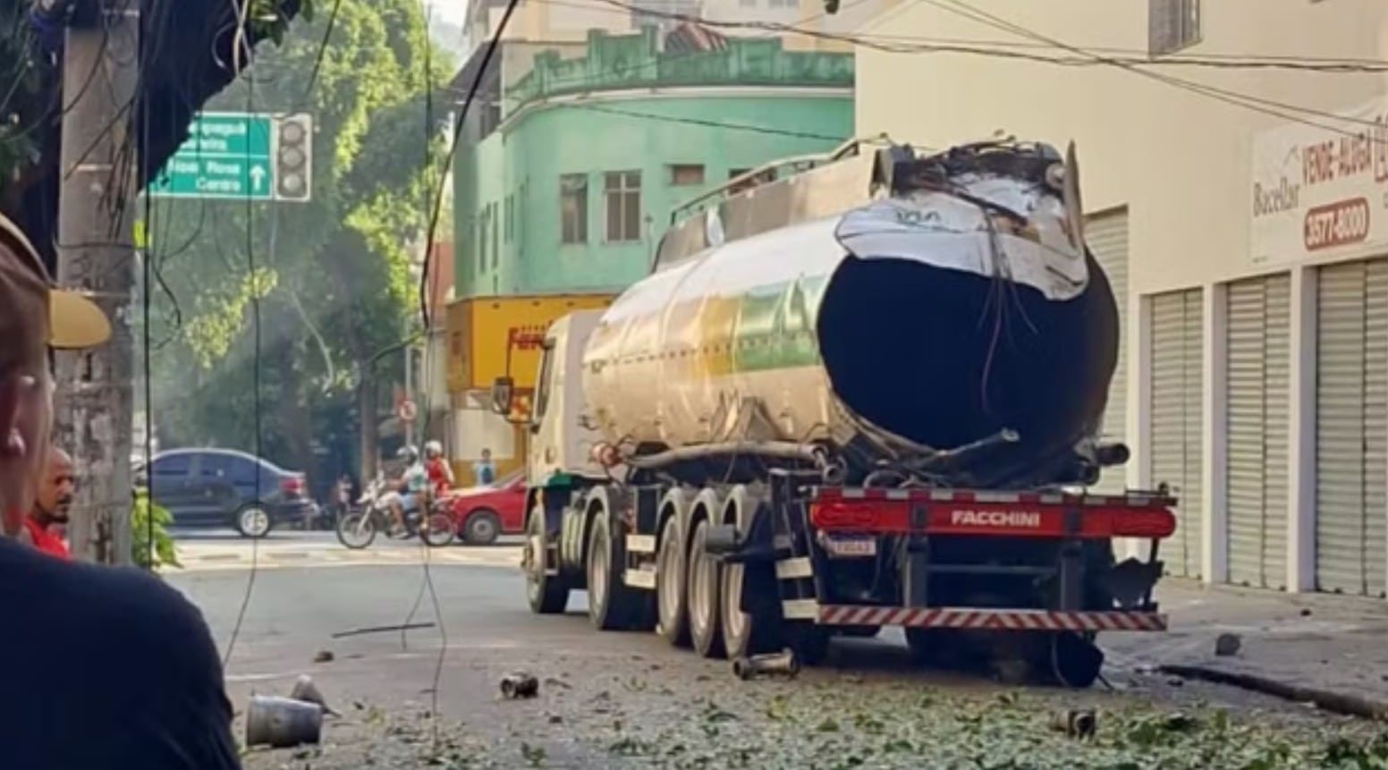 Câmeras de segurança registram momento em que caminhão-tanque explode ...