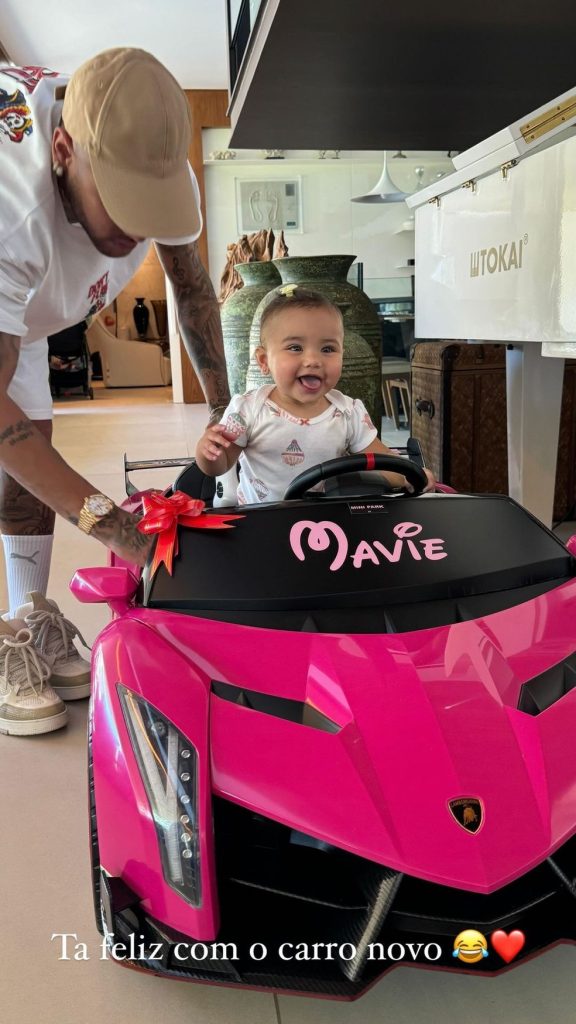 Neymar presenteia Mavie com mini Lamborghini rosa: 'Tá feliz com o carro novo' — Foto: Instagram