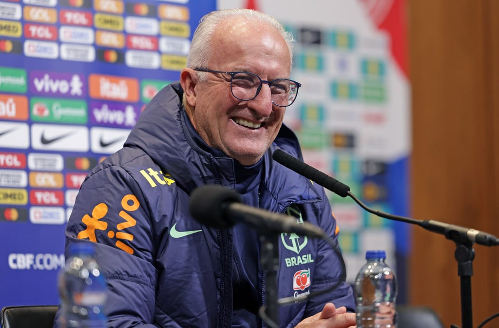 Dorival Jr durante coletiva de imprensa em Londres, nessa sexta-feira 22/03. (Foto: Rafael Ribeiro / CBF)