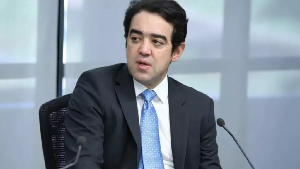 O Tribunal de Contas da União (TCU), que é presidido pelo ministro Bruno Dantas, liberou uma área de 86 m² no mezanino da sede do tribunal em Brasília para instalar um salão para ministros e servidores. O contrato com o novo salão de beleza do TCU estima que a barbearia possa faturar até R$127,7 mil por mês. O edital traz algumas peculiaridades, como estimativa de preço por serviço e orientações, como não abordar autoridades para tratar assuntos particulares. Também veta fofocas e “comentários desairosos”.  Casa Grande e Senzala  Os empregados devem estar sempre nos trinques. Funcionário sem crachá, com uniforme sujo ou mal apresentado, tem até multa prevista.  É uma mãe  A taxa de uso é de R$2,8 mil, já inclusos água, luz, limpeza e segurança. Uma merreca para uma sala deste porte em área nobre concorridíssima.  Barba, cabelo e bigode  O edital prevê, entre outros serviços, “massagem relaxante” (R$115), cortes de cabelo (R$86,25) e até depilação íntima do contorno (R$80,75).  Década de opulência  O contrato para o SPA das excelências foi assinado e já está de vento em popa. O serviço está contratado até 2029, podendo ir até 2034.