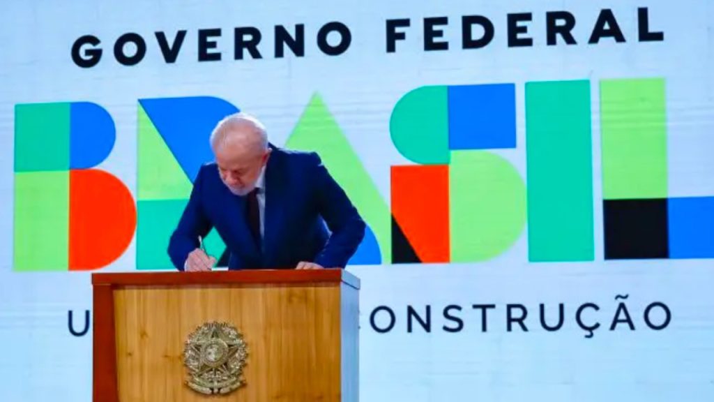 O valor de R$ 1 trilhão de impostos renderia, aplicado na poupança, cerca de R$ 204,5 milhões de juros por dia | Foto: Ricardo Stuckert / PR