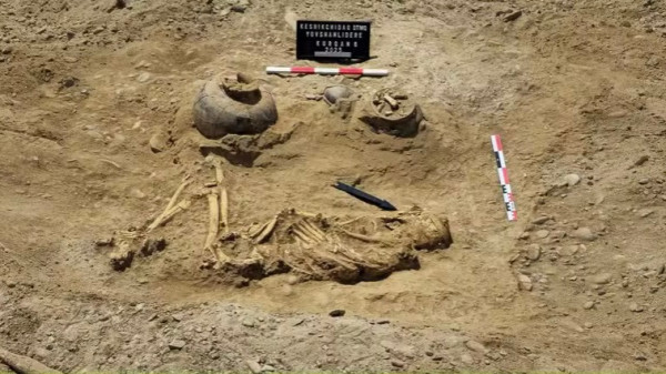 Jarros de cerâmica cheios de restos de ossos de animais cozidos, aparentemente enterrados como alimento para o morto.