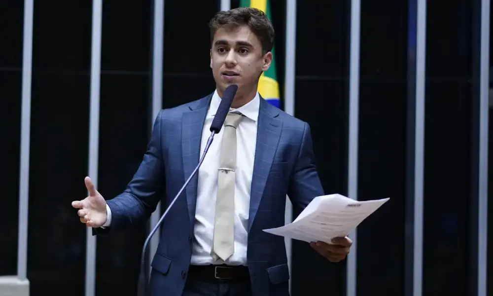 Nikolas Ferreira formalizou um pedido ao Alexandre de Moraes, do Supremo Tribunal Federal (STF), para visitar o ex-presidente Jair Bolsonaro