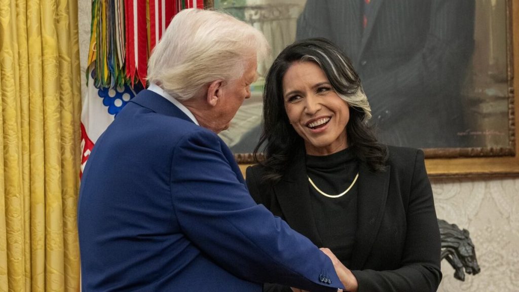 Donald Trump com Tulsi Gabbard em fevereiro de 2025.