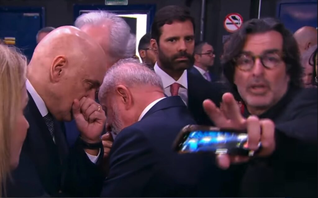 Alexandre de Moraes e Lula conversam no lançamento do SBT News