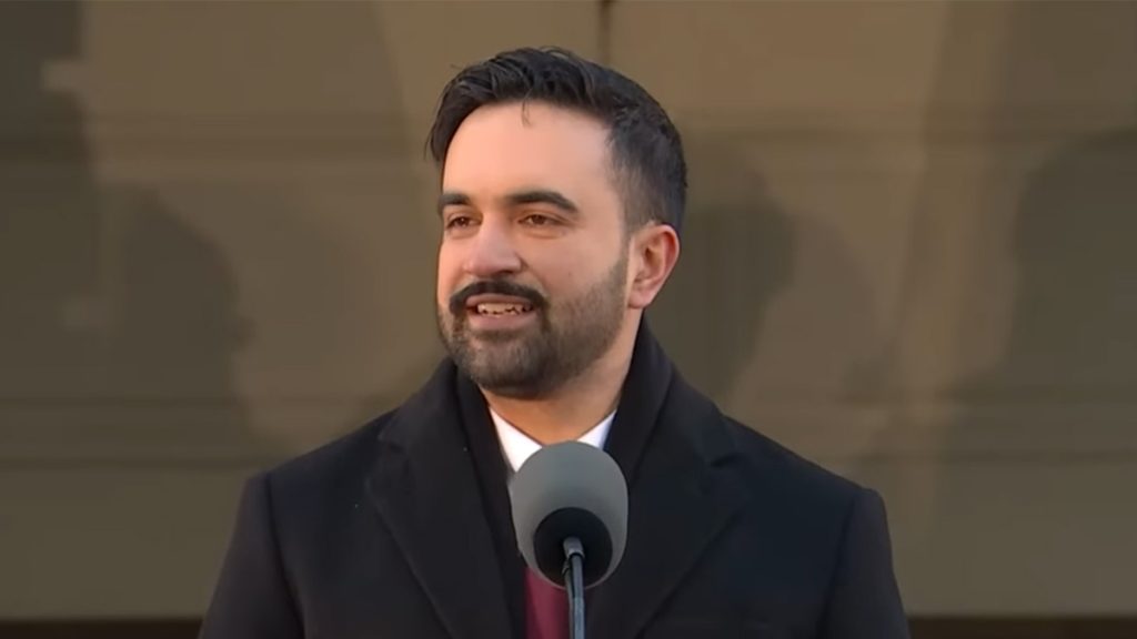 Zohran Mamdani em sua cerimônia de posse como prefeito de Nova York, 1º de janeiro de 2026. Foto: Reprodução/YouTube/Prefeitura de Nova York