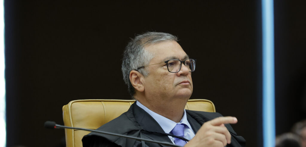 Flávio Dino suspende penduricalhos no serviço público e afirma que auxílios como “auxílio-peru” afrontam o decoro e a Constituição.