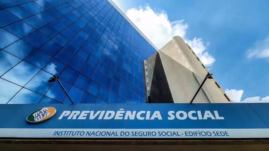 INSS cobra documentos de mais de 250 mil consignados do Banco Master; repasses foram bloqueados e CPMI convocou Daniel Vorcaro