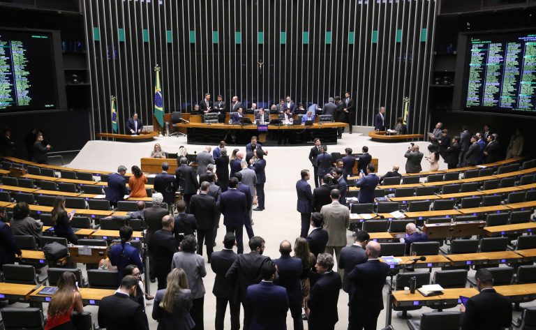 PL e partidos do Centrão apoiaram reajuste do Legislativo