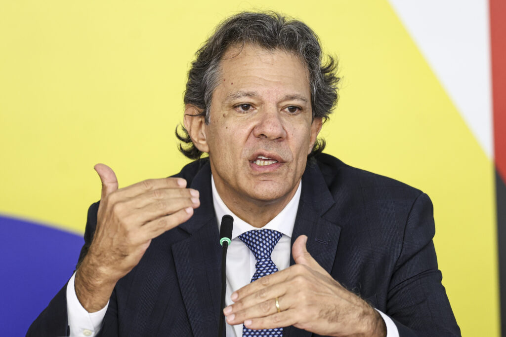 Haddad anuncia saída do Ministério da Fazenda e deve disputar governo de SP; Dario Durigan assume a pasta