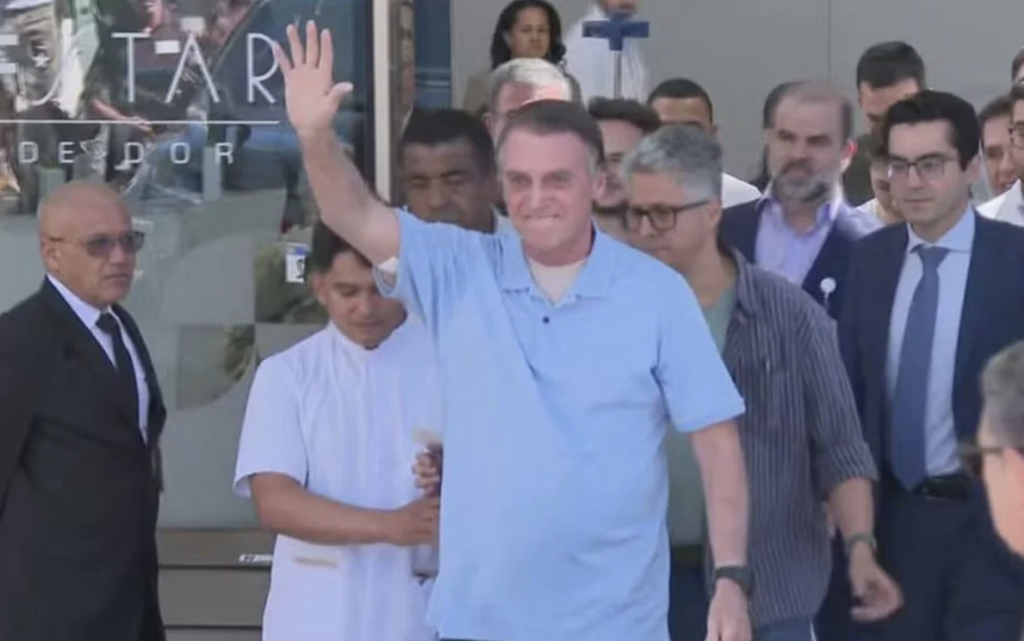 Jair Bolsonaro recebe alta e volta para PF