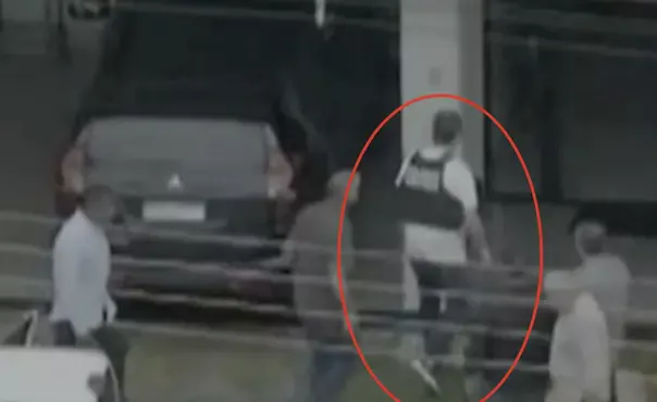 Bolsonaro chega em casa com colete à prova de balas