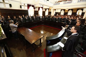 98% dos juízes receberam acima do teto em 2025, diz estudo