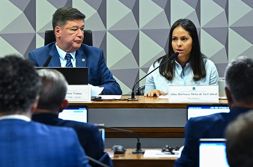 O presidente da CPMI do INSS, Carlos Viana, e a depoente Aline Cabral, ex-secretária do "Careca do INSS" Jefferson Rudy/Agência Senado