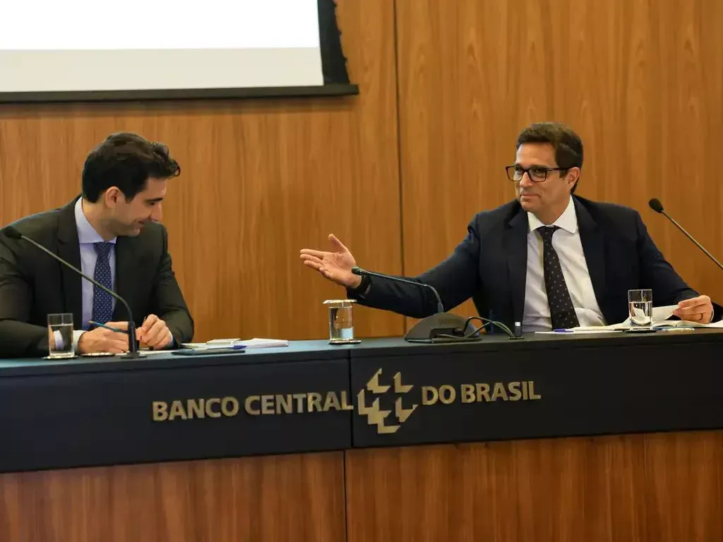 CPMI do INSS aprova convites para ouvir Galípolo e Campos Neto