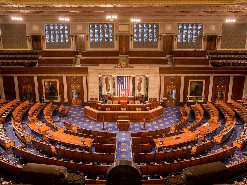 Câmara dos EUA convoca audiência para discutir regulação de big techs no Brasil e cita risco à inovação e à concorrência americana