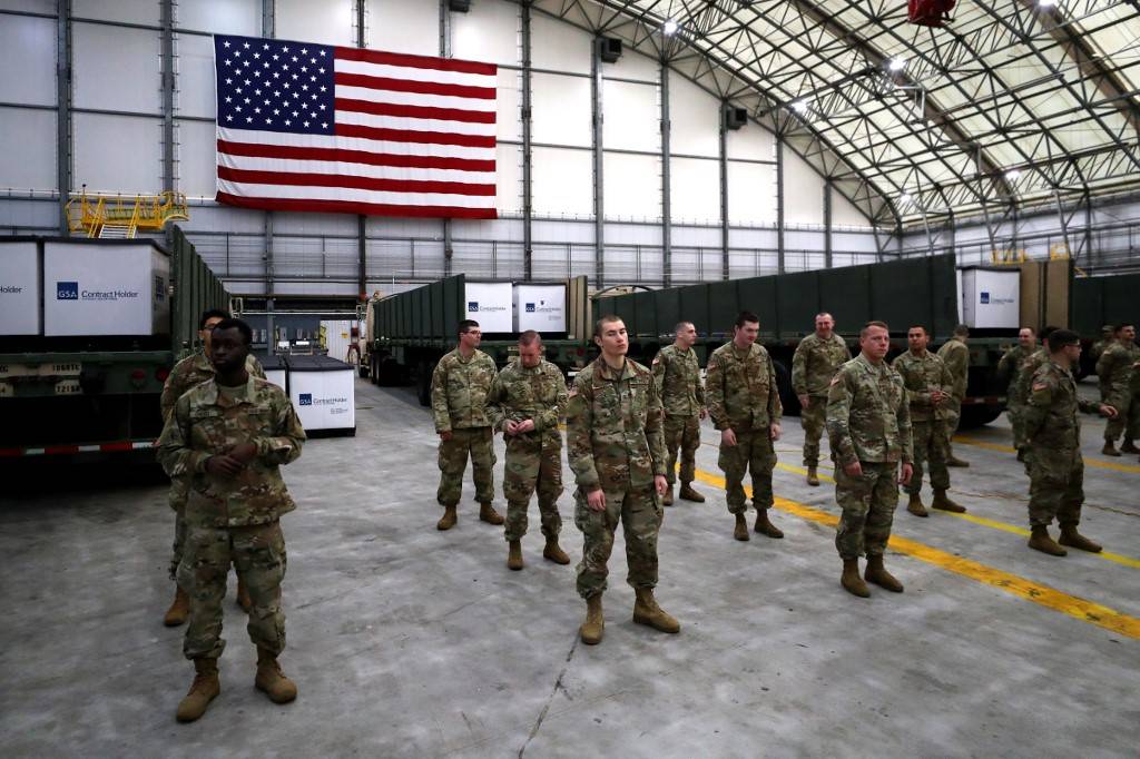 Membros do Exército dos EUA recebem máscaras N95 de Shenzen, China, no aeroporto Logan International, 2 de abril de 2020 (Foto: Maddie Meyer/ Getty Images/ AFP)