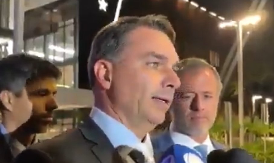 Flávio se reúne com Moraes para pedir domiciliar a Bolsonaro
