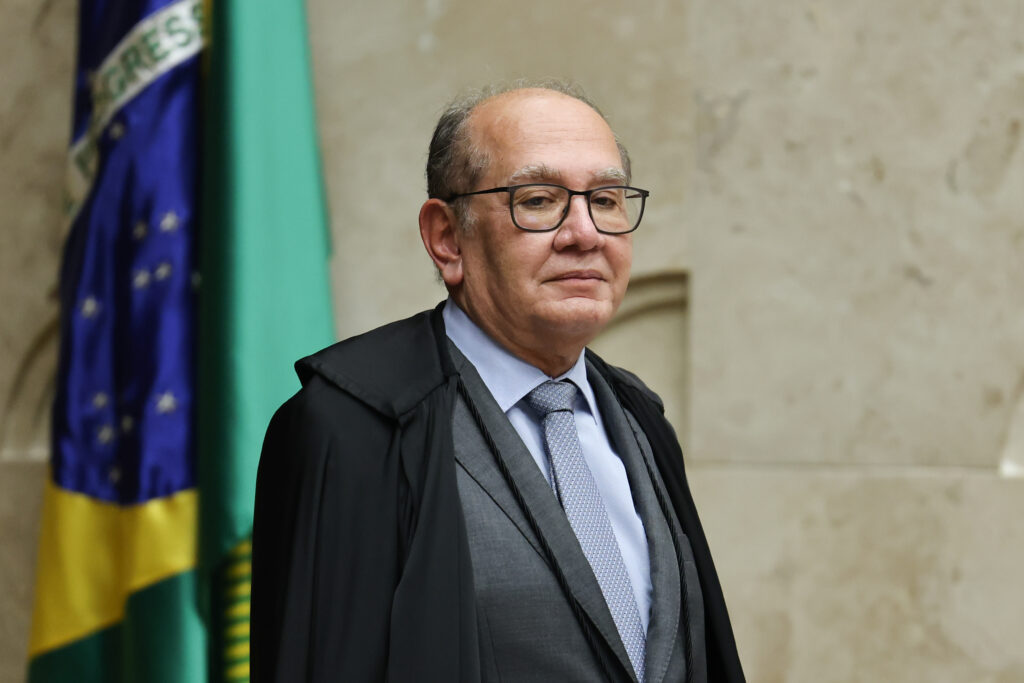 Gilmar Mendes afirma que STF pode discutir descriminalização de todas as drogas após decisão sobre porte de maconha.