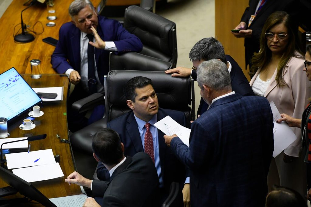 Davi Alcolumbre, omissão e abuso de poder