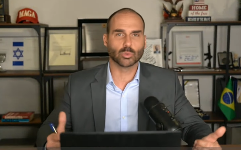 Eduardo Bolsonaro está nos Estados Unidos desde fevereiro deste ano e foi recentemente denunciado pela PGR pela prática do crime de coação no curso do processo