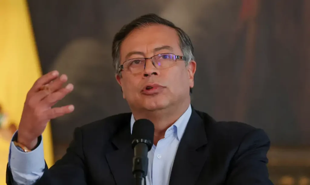 Gustavo Petro culpa a direita brasileira por mortes em operação no Rio, acusa forças policiais de genocídio e ignora atuação do Comando Vermelho Foto: Reuters/Luísa Gonzalez/ Agência Brasil