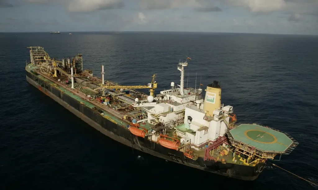 Petróleo supera US$ 100 mesmo após EUA liberarem barris russos