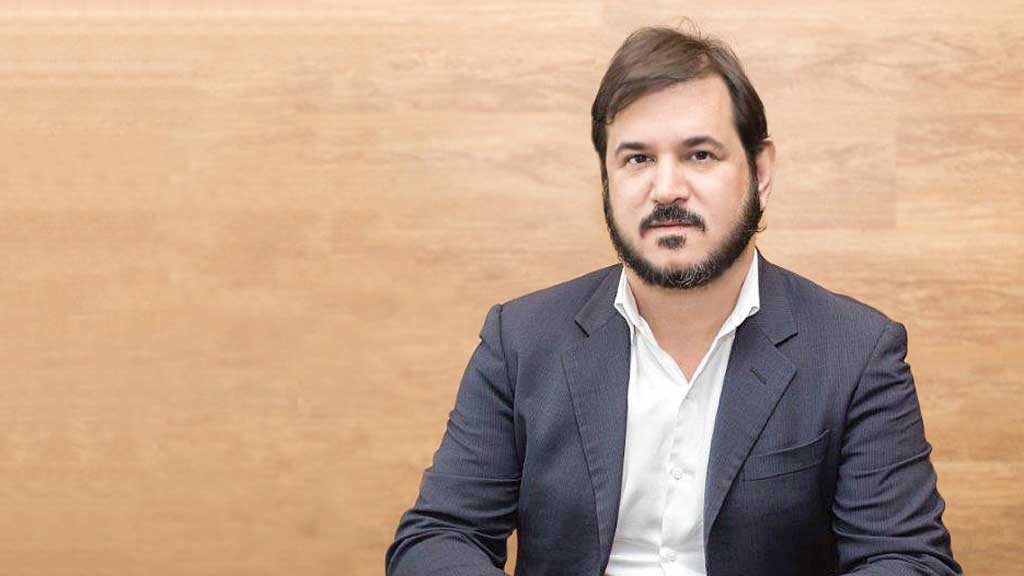 Rueda admite que advogou para Master após negar vínculo com Vorcaro