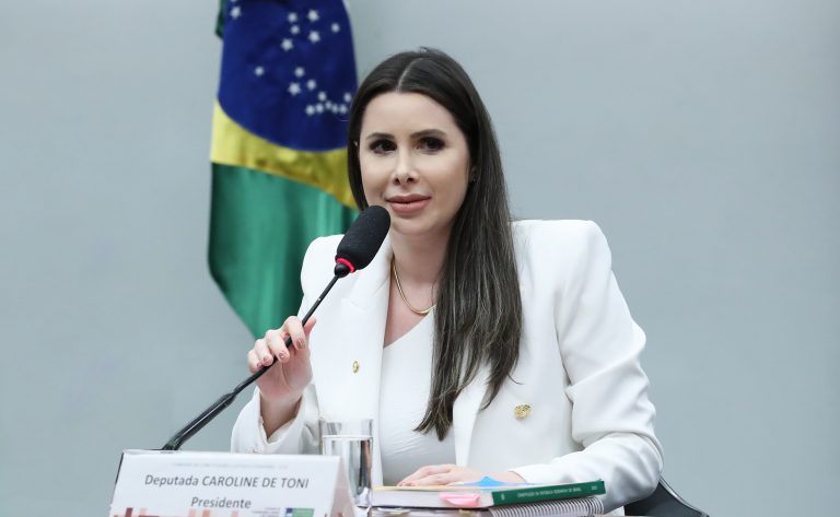 Deputada Carol de Toni critica decisão de Flávio Dino sobre a CPMI do INSS e afirma que medida pode beneficiar investigação envolvendo Lulinha