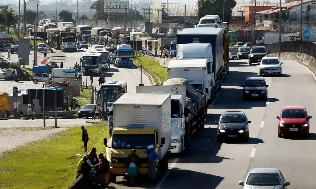 Caminhoneiros articulam greve nacional contra alta do diesel
