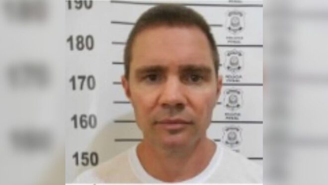 Daniel Vorcaro ao ser fichado após prisão